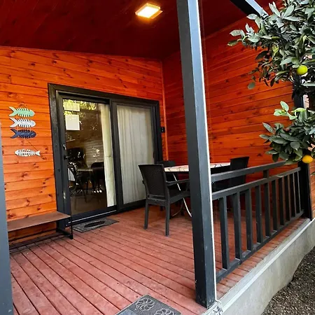 Semesterbostad Charming Wooden House With Access To A Large Garden